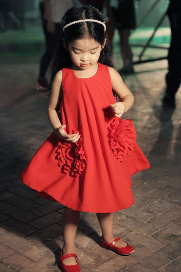 Không thể rời mắt với thời trang hè cực xinh của con gái Hồng Đăng, Hồng Nhung 18