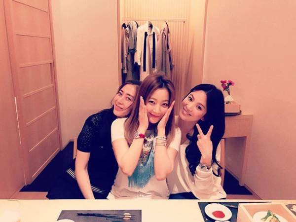 Bên đàn chị Kim Hee Sun và Song Yoon Ah, Song Hye Kyo thành em gái nhỏ 3