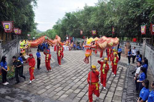 Hàng nghìn người đội nắng dự lễ giỗ Tổ trên đất Sài Gòn 3