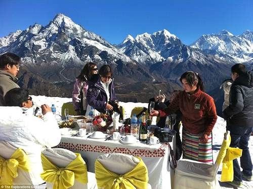 Bữa sáng siêu đắt đỏ dành cho đại gia trên đỉnh Everest 7