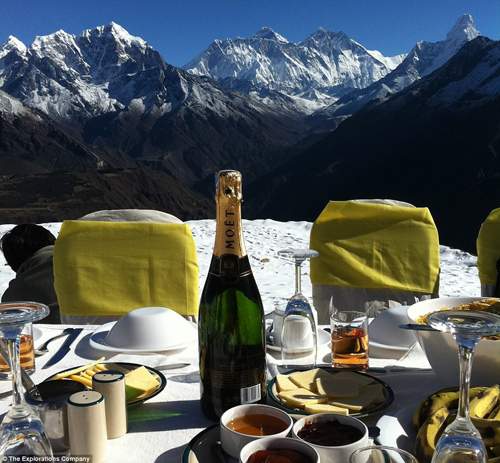Bữa sáng siêu đắt đỏ dành cho đại gia trên đỉnh Everest 3