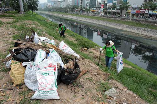 "Ông Tây móc cống" cùng hàng trăm bạn trẻ lội sông Tô Lịch dọn rác 10