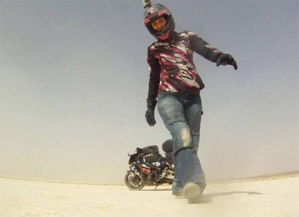 Chia tay bạn trai, cô gái một mình lái moto phượt khắp thế giới 12
