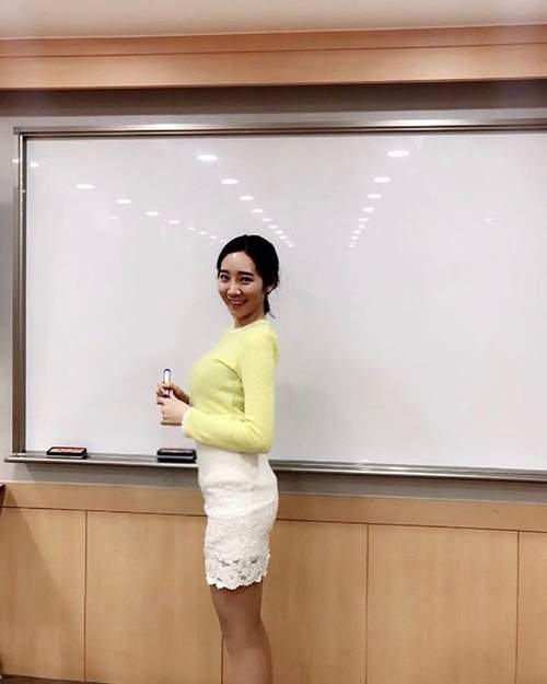 Cô giáo Hàn Quốc khiến học sinh ngẩn ngơ vì quá gợi cảm 9