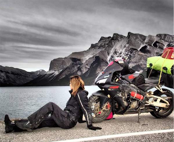 Chia tay bạn trai, cô gái một mình lái moto phượt khắp thế giới 2