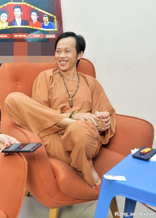 Đố nhịn được cười với loạt ảnh dáng ngồi "bá đạo" của danh hài Hoài Linh 27