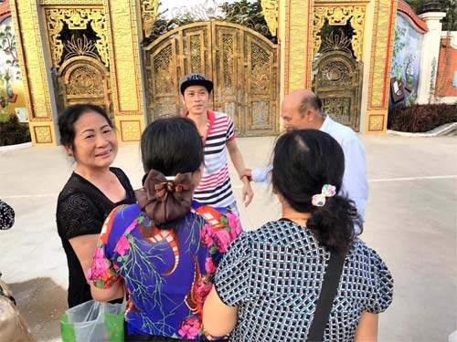 Sao Việt 24h qua: Hoài Linh xin lỗi vì ăn mặc không chỉn chu khi tiếp khách 3