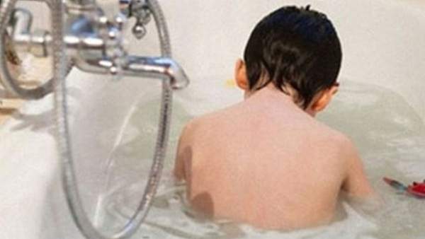 Vì sao trẻ có thể chết đuối trong bồn tắm chỉ trong giây lát?