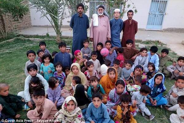 Ông lão Pakistan có 54 con vì...ngày nào cũng “yêu” 2