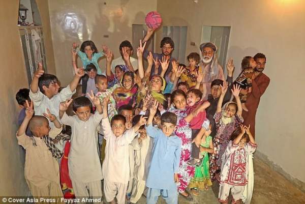 Ông lão Pakistan có 54 con vì...ngày nào cũng “yêu” 3