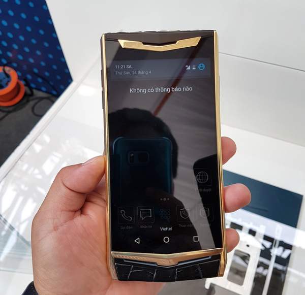 Cận cảnh smartphone "siêu bảo mật" giá 1.000 USD của Viettel 2
