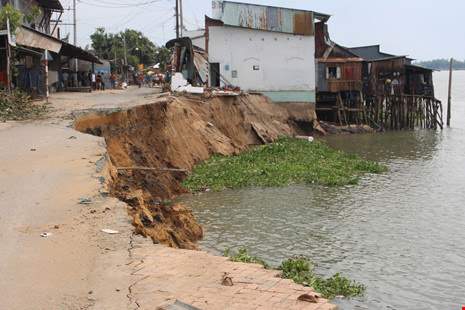14 nhà trôi sông, An Giang ban bố tình trạng khẩn cấp