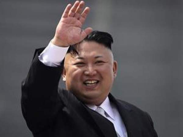 Đang "hầm hè" với Mỹ, Kim Jong-un vẫn tươi cười như hoa 4