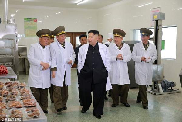 Đang "hầm hè" với Mỹ, Kim Jong-un vẫn tươi cười như hoa 2