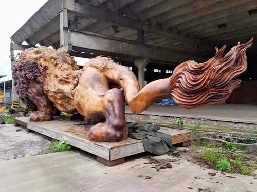 Sự thật ngỡ ngàng đằng sau bức tượng sư tử gỗ khổng lồ đang "nổi như cồn" trên MXH 9