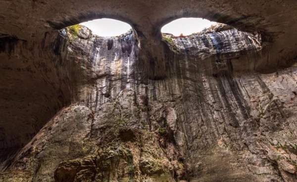 Đôi "mắt thần" kỳ dị đáng sợ trong hang động lớn nhất Bulgari 2