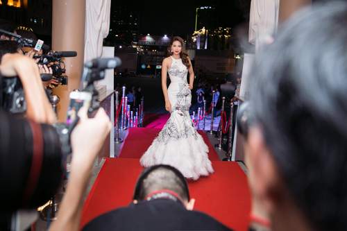 Chiều lòng fans Phạm Hương diện lại chiếc váy “thiên nga trắng” nổi danh của cô 15
