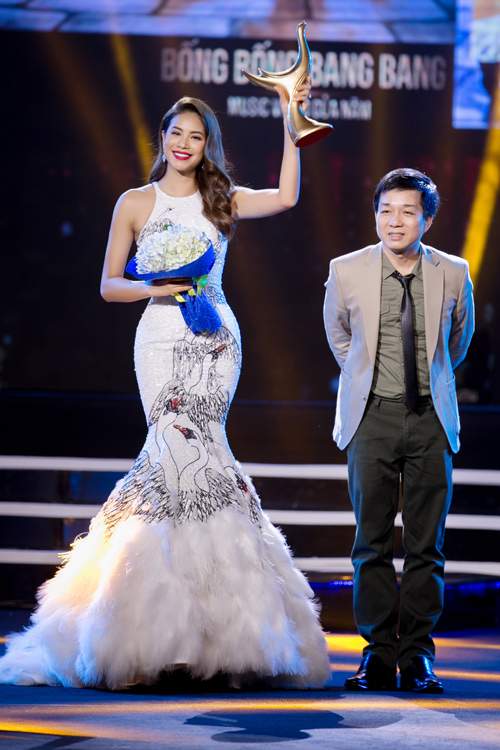 Chiều lòng fans Phạm Hương diện lại chiếc váy “thiên nga trắng” nổi danh của cô 18