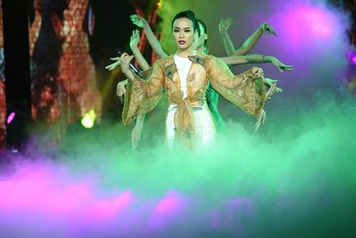 Hoàng Thùy Linh diện áo yếm quyến rũ trên truyền hình 2