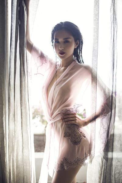 Quên Hà Anh đi, đây mới là nữ hoàng bikini của showbiz Việt
