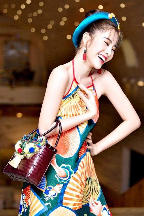 Vừa đăng quang, hoa hậu Việt này đã khoe trang sức bạc tỉ 5