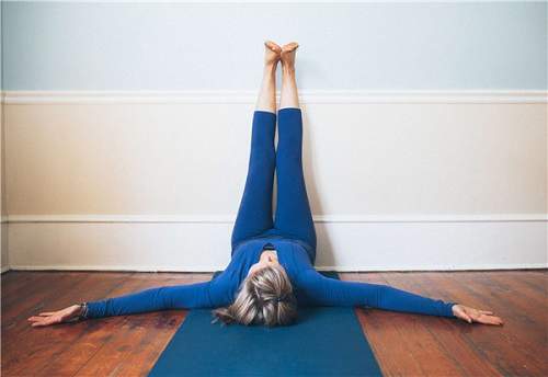 “Gác chân lên tường” - nghe đơn giản nhưng đây chính là tư thế yoga dành cô nàng lười biếng 12