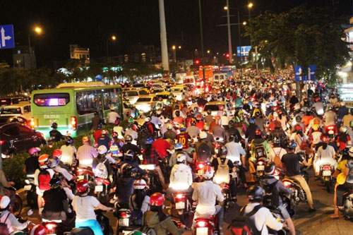 Người dân “nghẹt thở” rời Sài Gòn về quê nghỉ lễ 18