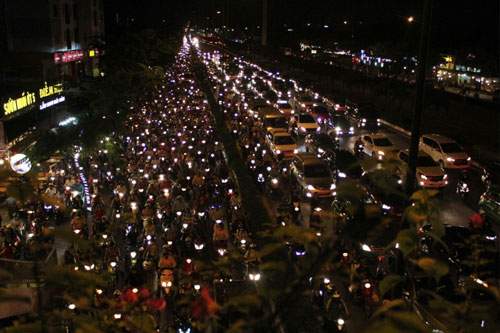 Người dân “nghẹt thở” rời Sài Gòn về quê nghỉ lễ 20