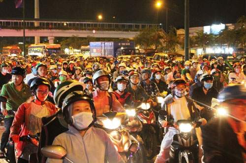Người dân “nghẹt thở” rời Sài Gòn về quê nghỉ lễ 15
