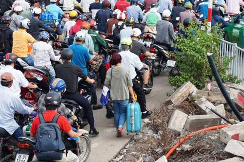 Người dân “nghẹt thở” rời Sài Gòn về quê nghỉ lễ 4