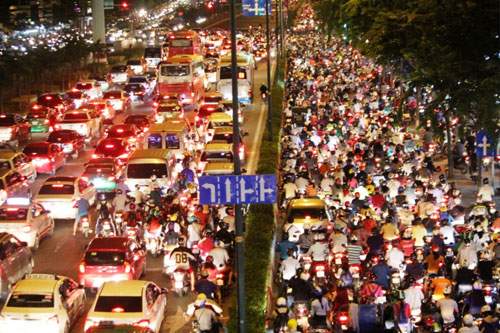 Người dân “nghẹt thở” rời Sài Gòn về quê nghỉ lễ 19
