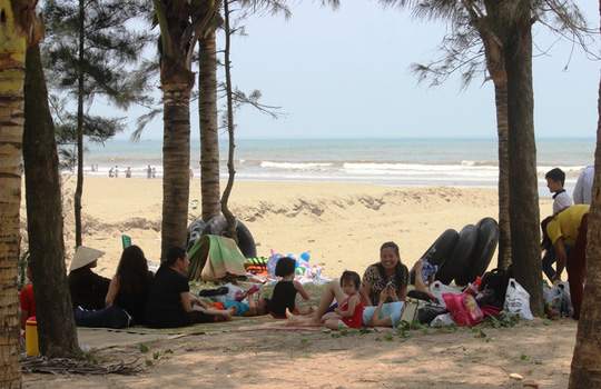Chen chân tắm biển Sầm Sơn 7