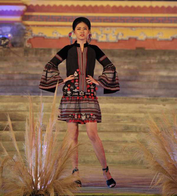Á hậu Thanh Tú liên tục làm vedette 3 show thời trang tại  Festival Huế 18