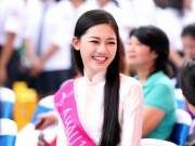 Á hậu Thanh Tú liên tục làm vedette 3 show thời trang tại  Festival Huế 19