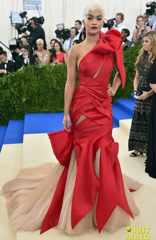 Kendall Jenner diện váy hở từ đầu đến chân gây xôn xao Met Gala 48