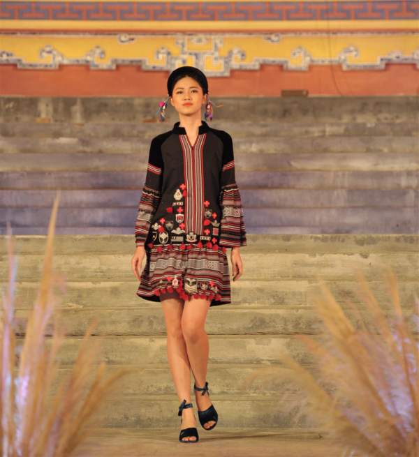 Á hậu Thanh Tú liên tục làm vedette 3 show thời trang tại  Festival Huế 15