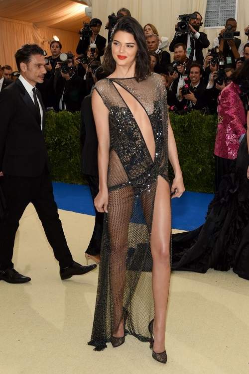 Kendall Jenner diện váy hở từ đầu đến chân gây xôn xao Met Gala 9