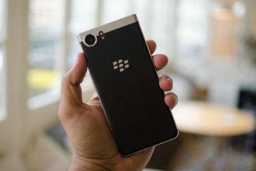 BlackBerry KEYone so kè cùng Galaxy S8 5