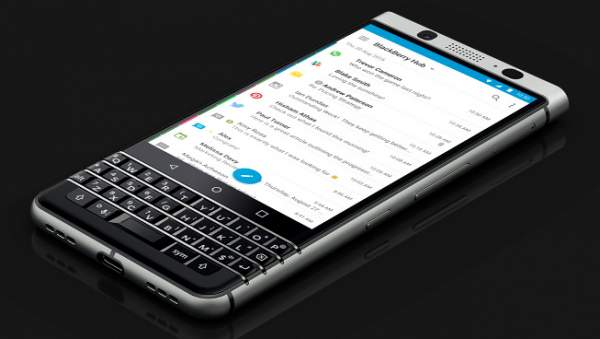 BlackBerry KEYone so kè cùng Galaxy S8 3