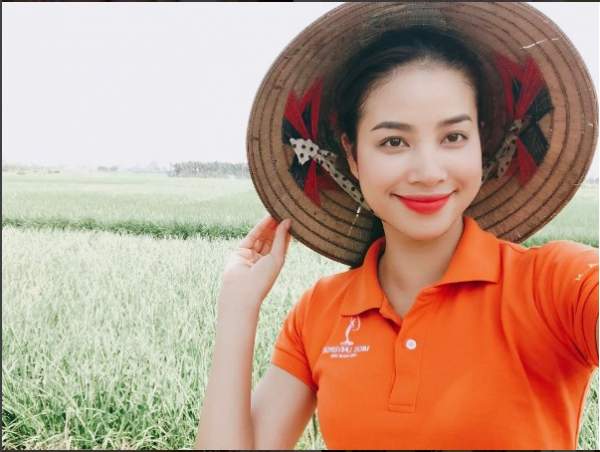 Tín đồ thời trang lại dậy sóng vì style "gái quê" của Phạm Hương 12