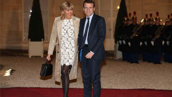 Giàu có là thế, vợ Tổng thống Pháp vẫn chỉ dùng một mẫu túi xách suốt bao năm qua 12