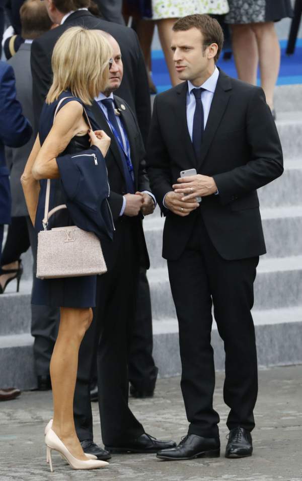 Giàu có là thế, vợ Tổng thống Pháp vẫn chỉ dùng một mẫu túi xách suốt bao năm qua 24
