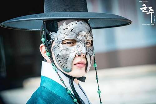 Tại sao "Mặt nạ quân vương" của Yoo Seung Ho lại là phim Hàn đáng xem nhất tháng 5? 18