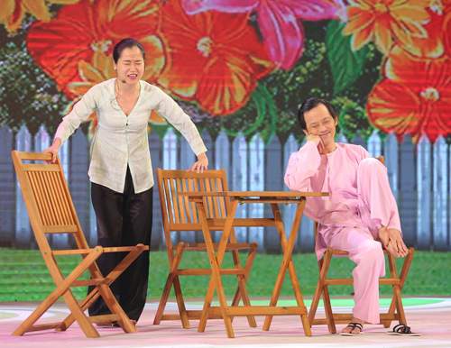 "Hoa hậu làng hài" Thu Trang điệu đà, sân si, quyết đối đầu Hoài Linh 9