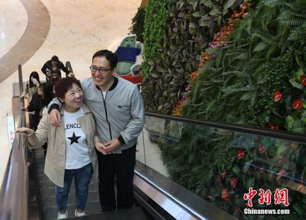 Bị chồng bỏ, cô nàng Trung Quốc giảm 121 kg và nhận "quả ngọt" 5