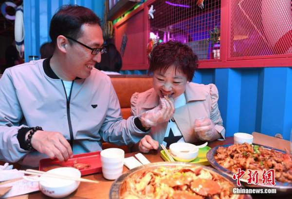 Bị chồng bỏ, cô nàng Trung Quốc giảm 121 kg và nhận "quả ngọt" 6