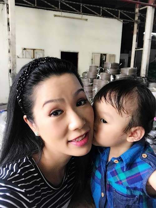 Sao Việt 24h qua: "Lịm tim" trước khoảnh khắc ấm áp của hai mẹ con Elly Trần 45