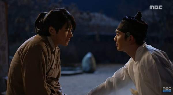 "Mặt nạ quân vương": Yoo Seung Ho và Kim So Hyun có nụ hôn trán "tình như cái bình" 9