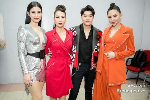 Hoài Lâm và bạn gái hot girl bất ngờ xuất hiện tại buổi ghi hình chung kết The Voice 54