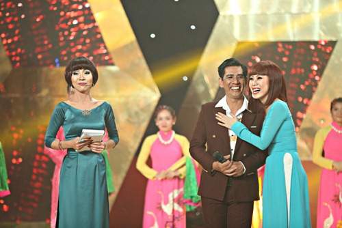 Tình tứ bên nhau, anh trai Thu Phương và "mẹ đơn thân" Vi Thảo cùng đạt giải 3 cuộc thi hát 30
